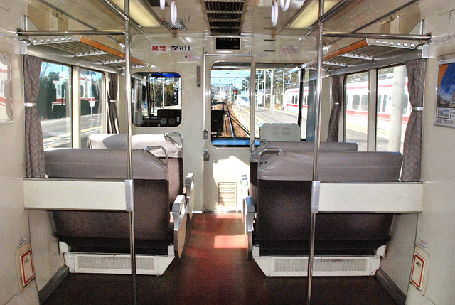 0106河和5700車内先頭5801.JPG