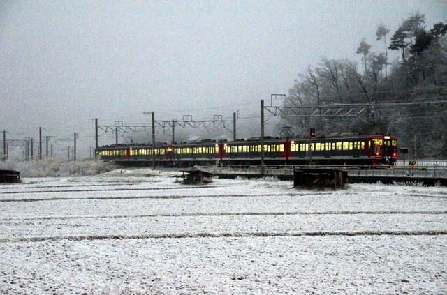 0113平原雪の平原115系5連２.JPG