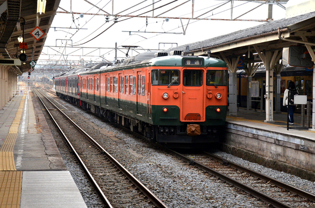 0212小諸しなの鉄道115系小難色２連＋一般色３連.JPG