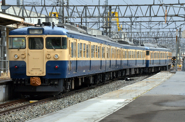 0313しなの鉄道上田115系スカ色3連+2連入庫.JPG