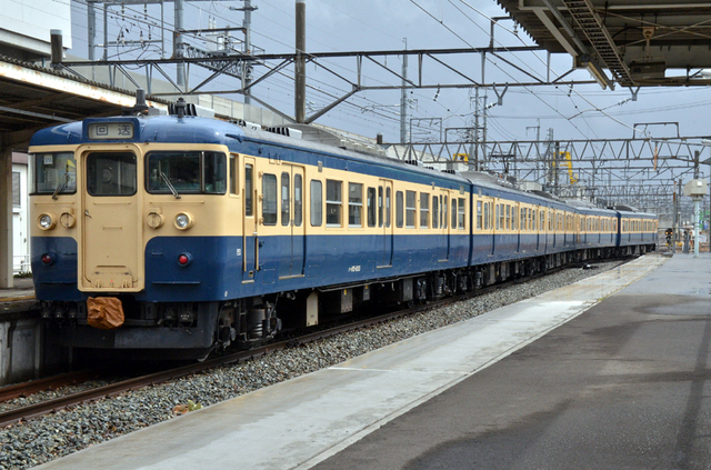 0313しなの鉄道上田115系スカ色3連+2連後追い.JPG
