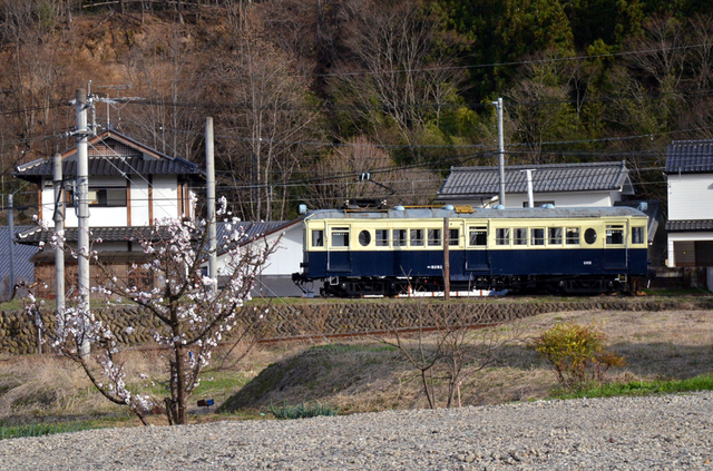 0329上田電鉄別所温泉5252保存車サイドから.JPG