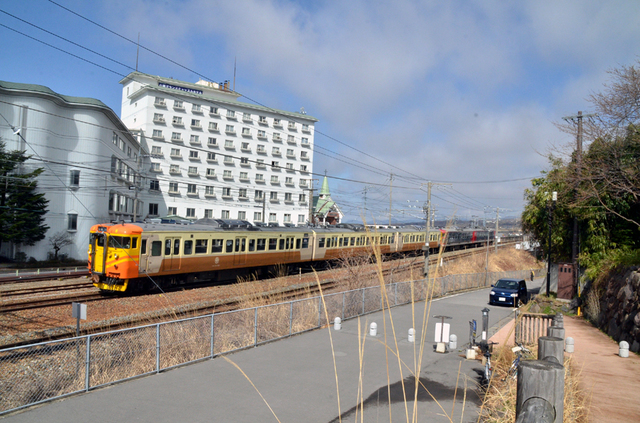 0329小諸しなの鉄道115系5連台湾カラー後追い.JPG