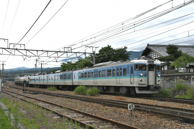 070219小諸115系あずさ色S15 ＋スカ色S26.JPG