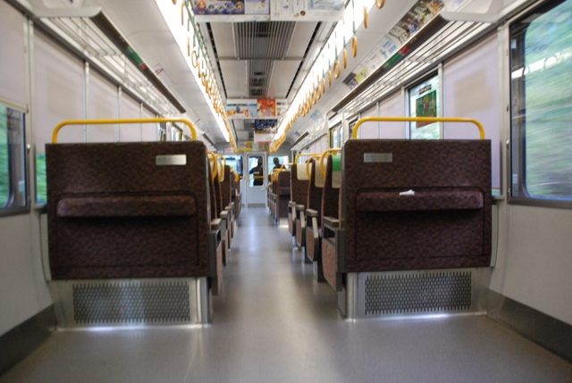 0729関西線221リニューアル車内.JPG