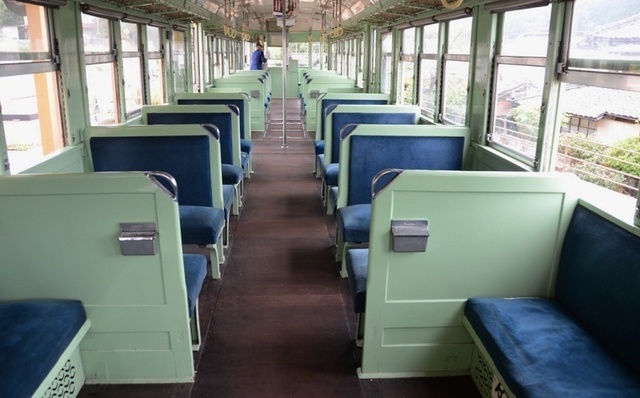1002吉ヶ原片上キハ702車内.JPG