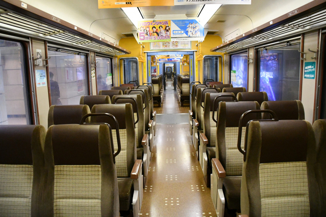 1003新千歳空港721系車内.JPG