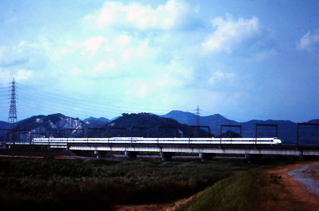 100系加古川橋梁東石の宝殿背景.JPG