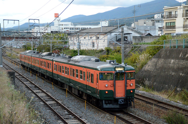 1012小諸しなの鉄道115系湘南色3連後追い.JPG