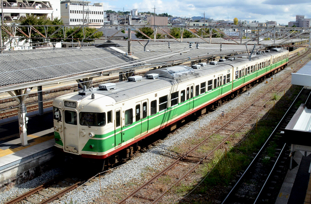 1013小諸駅しなの鉄道115系しなの色俯瞰.JPG