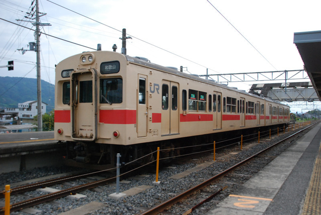105系和歌山バージョン地下鉄顔粉河.jpg