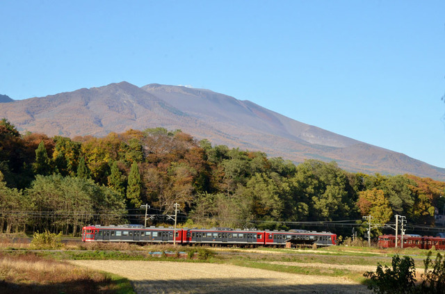 1103しなの鉄道平原115系と浅間山3.JPG
