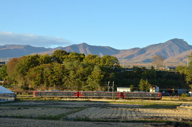 1103しなの鉄道平原115系と高峯山.JPG