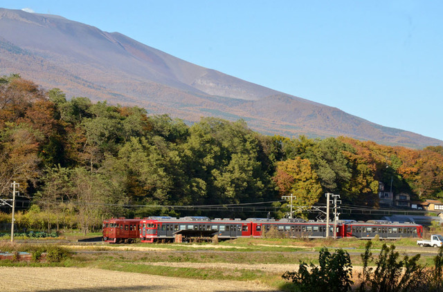 1103しなの鉄道平原115系ろくもん・115系.JPG