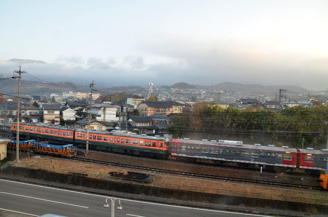1114小諸しなの鉄道115系湘南色・普通色.JPG