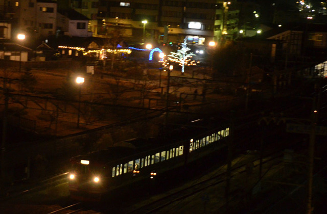 1202小諸しなの鉄道115系2連夜景.JPG