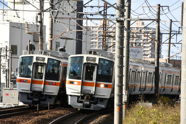 1217尾頭橋311系並び左トップナンバー.JPG