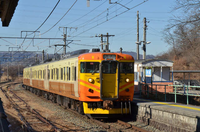 1223平原しなの鉄道11系台湾カラー入線.JPG