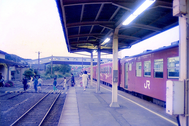 1987秋田男鹿駅ホーム.jpg