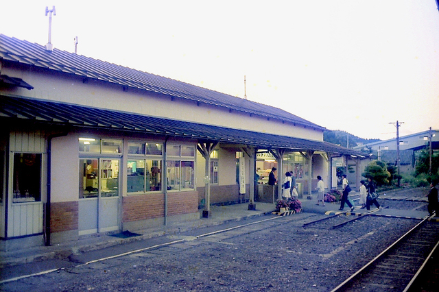 1987秋田男鹿駅構内側.jpg