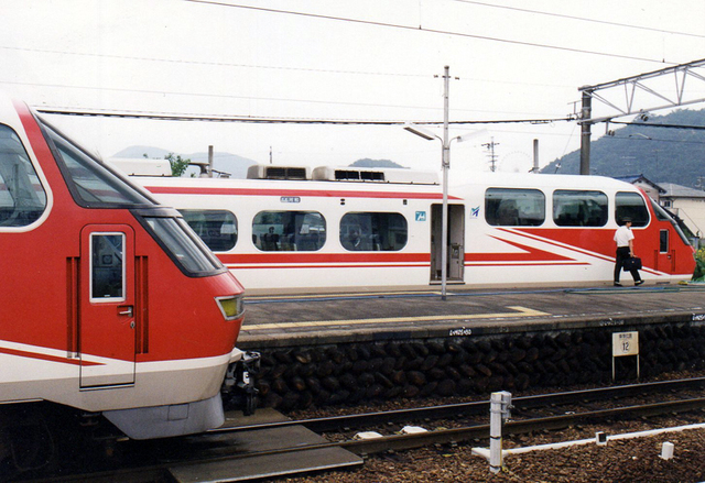 2002新鵜沼名鉄1000並び.jpg