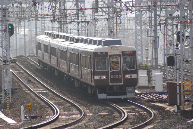 20101129十三阪急6450臨時特急全景.jpg
