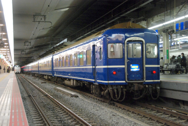 20111207大阪駅日本海客車編成オハネフ247.jpg
