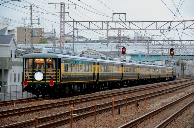 サロンカーなにわ現代大蔵谷駅.jpg