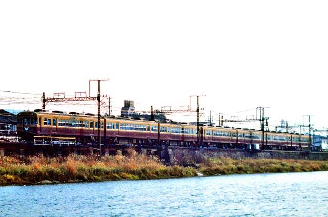 京阪鴨川3000系逆光.JPG