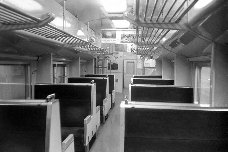 北陸・419系初期車内.jpg