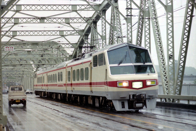 名鉄犬山橋8800系3連2.JPG