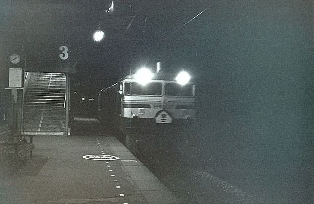 宝殿駅富士Ef65512.jpg