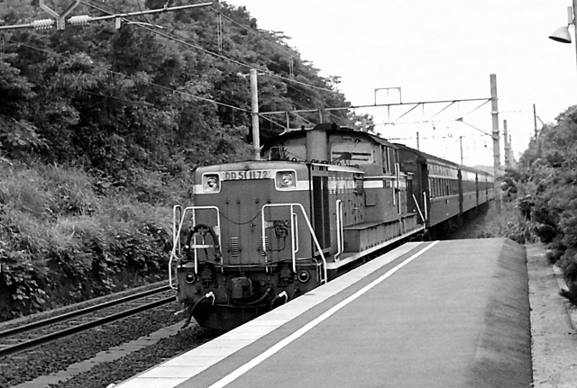 山陰線来待DD51普通列車入線.jpg