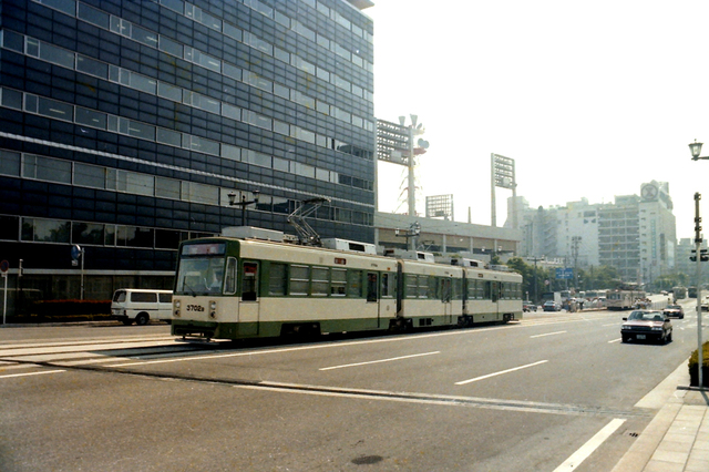 広電3702原爆ドーム前.JPG