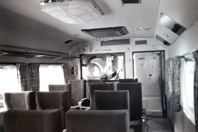 新高砂なにわオロ14706車内ステンドグラス.JPG