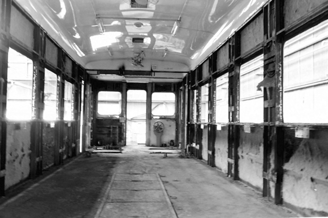 新高砂工場キハ26解体車内.JPG