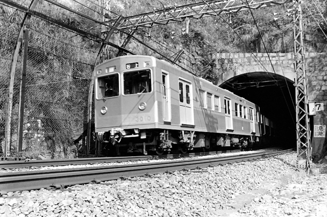 神戸電鉄3010ク菊水山トンネル.jpg