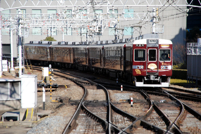 阪急6354京とれいん看板付き梅田.jpg