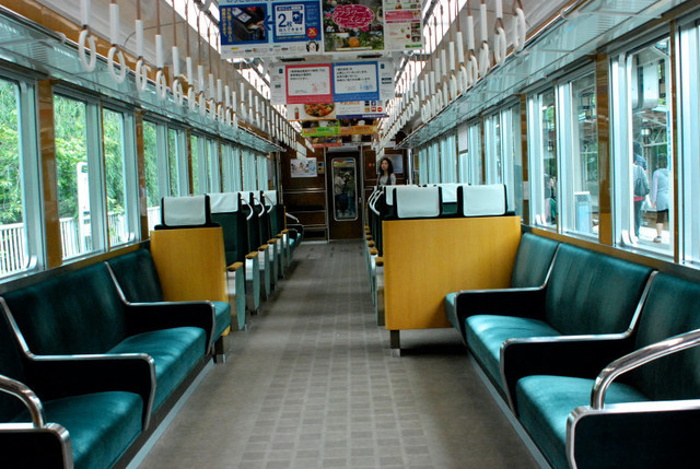 阪急6451嵐山線車内.jpg