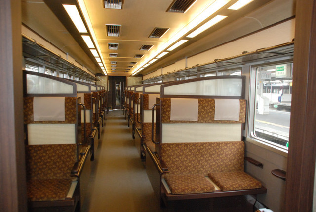 阪急京とれいん固定クロス車内仕切り内側.jpg