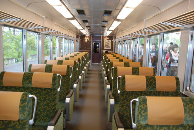 阪急京とれいん転換クロス車内.jpg