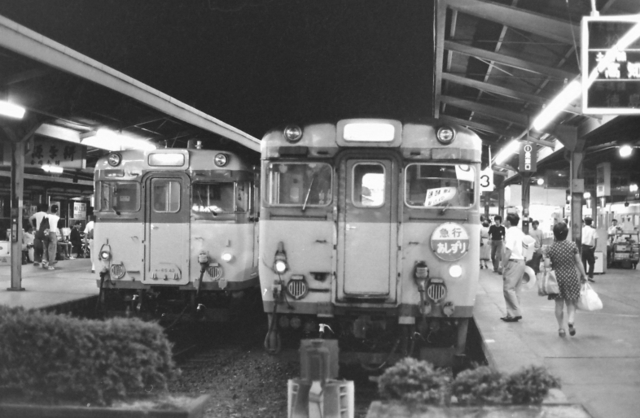 高松キハ28並び夜景.jpg