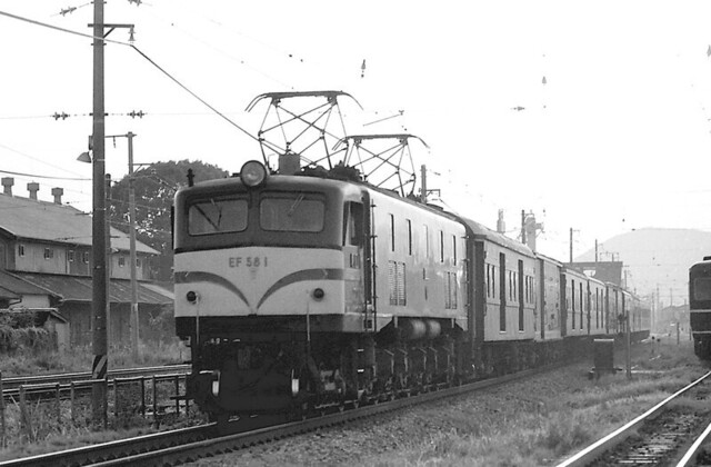EF581荷物列車宝殿.jpg