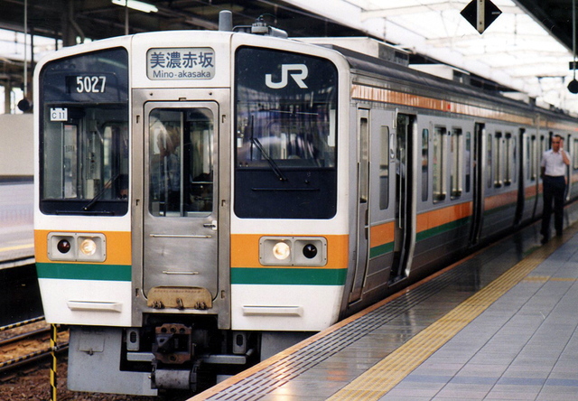 JR211岐阜2002.jpg