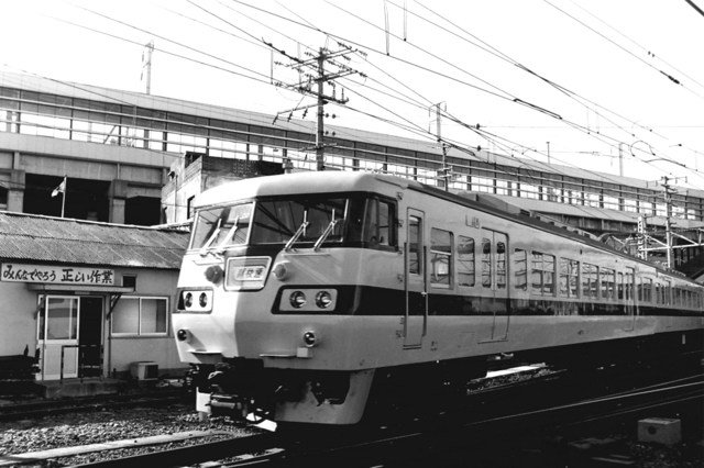S54姫路駅117系一番列車折り返しクハ117－1.JPG
