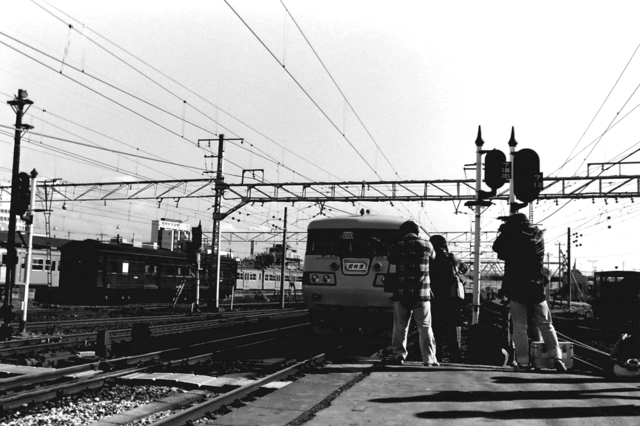 S54姫路駅117系一番列車折り返し回送ホーム先端ファン.JPG