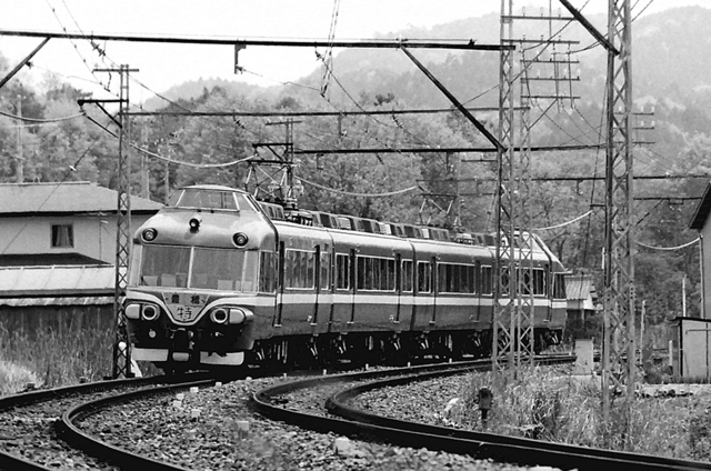 S56名電山中7000白帯特急後追い全景.JPG