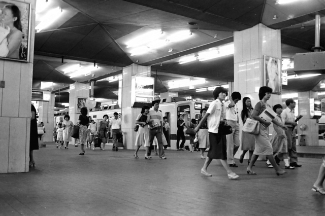 S56小田急新宿乗降風景.JPG